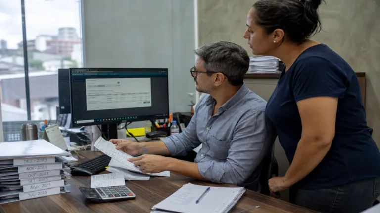 Contabilidade em São Paulo – SP 8 Contador analisa portal fiscal e comprovantes com cliente para regularização de débitos de pequena empresa em São Paulo