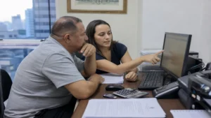 regularizar CNPJ em SP: Empresário e contador analisam pendências para regularização de CNPJ em escritório com c.